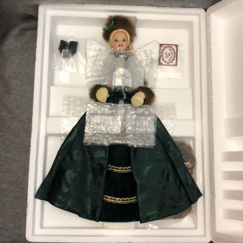 Holiday caroler Barbie